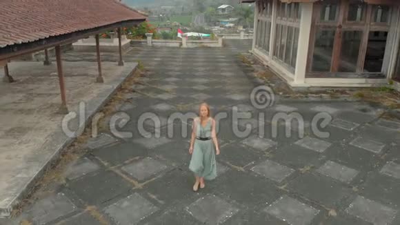 一位女游客在贝杜古尔参观了一家废弃而神秘的酒店印度尼西亚巴厘岛巴厘视频的预览图