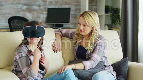兴奋的小女孩对她的虚拟现实耳机视频的预览图