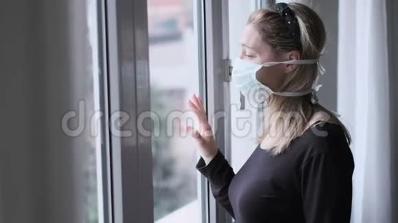 冠状病毒covid19隔离在窗口用口罩隔离措施拍摄的意大利妇女摇晃的镜头视频的预览图