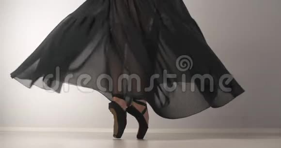 跳舞的芭蕾舞女的腿站在她的尖角鞋的末端女人在她的脚趾上跳舞穿着长裙子的舞者视频的预览图