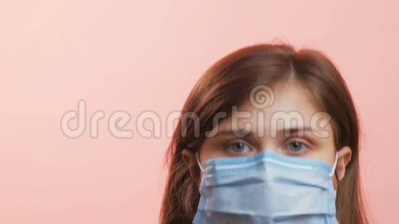 白种人女孩面对一个年轻的患病妇女在工作室背景下戴着医疗保护面具防止病毒流行病和疾病的传播视频的预览图