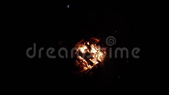 夜晚篝火的航拍镜头视频的预览图