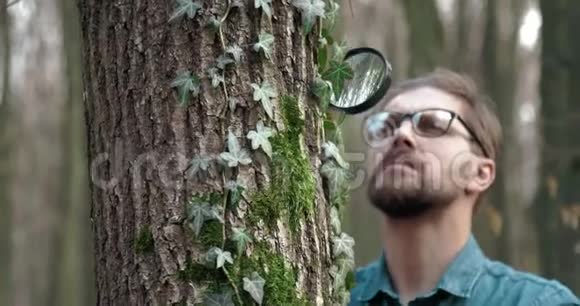 成熟植物学家发现带有百叶窗的苔藓特征视频的预览图