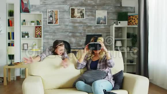 小女孩绕着她妈妈跳视频的预览图
