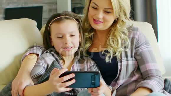 美丽的年轻母亲和女儿笑着视频的预览图