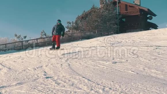 滑雪冬季概念一个假腿男子滑下山视频的预览图