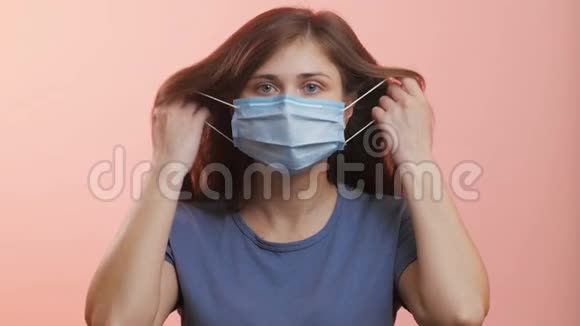 一个年轻人在流行世界新闻中震惊地抱着他的头一个戴着医用防护面具的女孩在摄影棚里受惊视频的预览图
