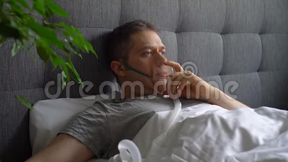 带吸入面罩的病人躺在床上视频的预览图