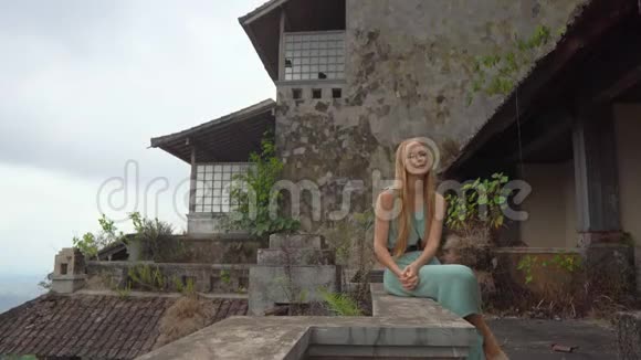 年轻女子游客参观贝都古尔废弃而神秘的酒店印度尼西亚巴厘岛巴厘旅行概念视频的预览图
