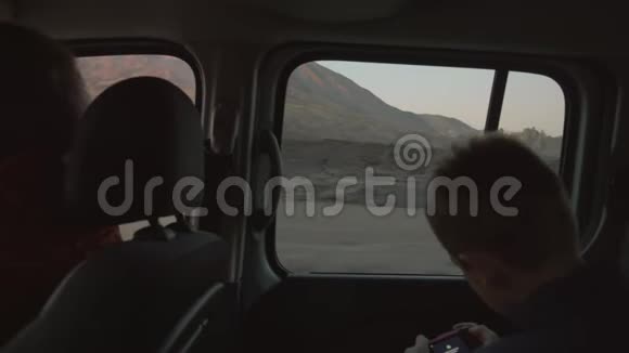 儿童在山区公路旅行中捕捉大自然的景象视频的预览图