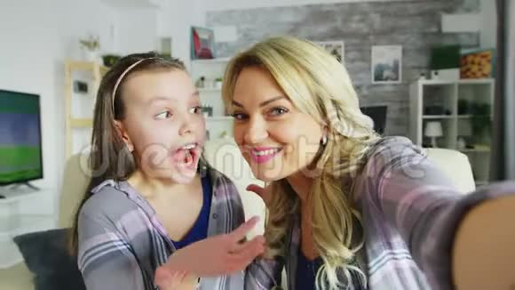 带着牙套的幸福女儿和她的母亲视频的预览图