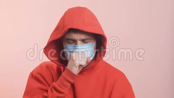 戴着医用防护面罩的年轻人通过防护方法防止感染的传播女孩咳嗽有呼吸问题视频的预览图