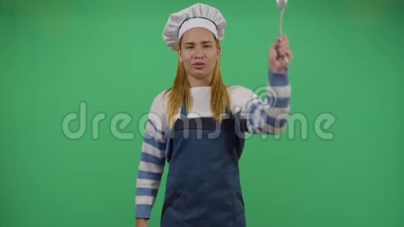 疯狂女厨师演奏视频的预览图