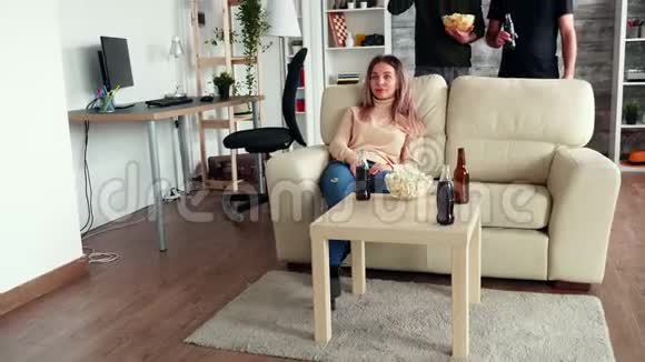 女孩用比萨饼给她的朋友打等级视频的预览图