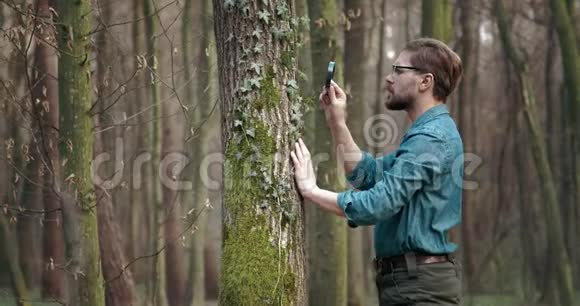 生物学家用放大镜研究植物视频的预览图