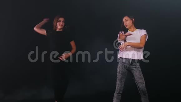 两名年轻女舞者在训练前热身视频的预览图