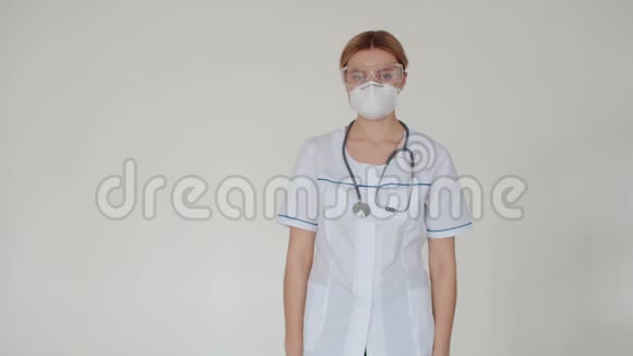 这个女孩是一名实验室工作人员自信地把手放在胸前一个脖子上有听诊器的医生视频的预览图