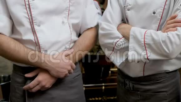 穿着围裙的厨师站在餐厅的简报会上视频的预览图