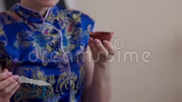 一个长相甜美的白人女孩捧着一杯香茶讲述了茶道是如何举行的视频的预览图