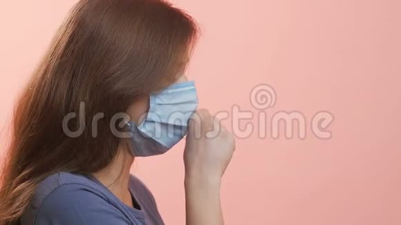 戴医用防护面罩的年轻妇女通过防护方法女孩咳嗽隔离概念防止感染传播视频的预览图