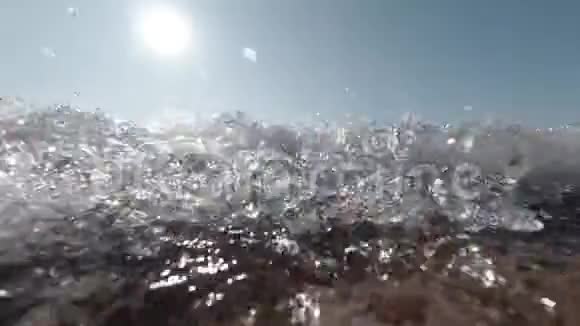 水下波浪的缓慢运动视频的预览图