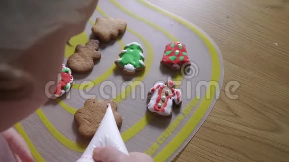 女孩画圣诞饼干视频的预览图