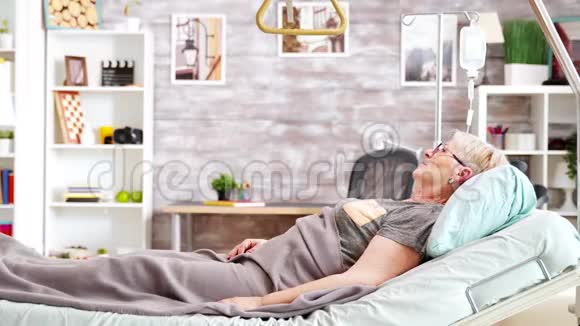 躺在养老院病床上的老太太视频的预览图