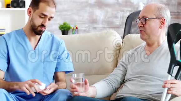 男护士给养老院的退休男子吃药视频的预览图