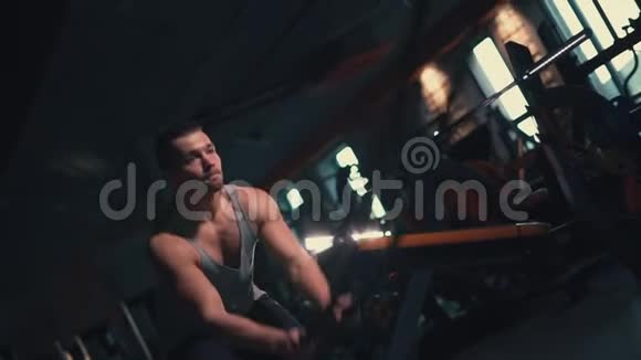 运动健身男在现代健身房锻炼绳索视频的预览图