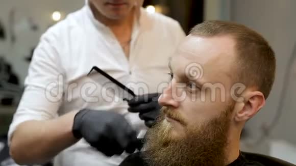 理发店的理发店里一个理发店的女理发师用修剪过的头发剪短的胡须客户视频的预览图