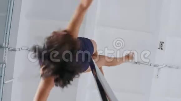 一个强壮的女人长头发在杆子上旋转视频的预览图