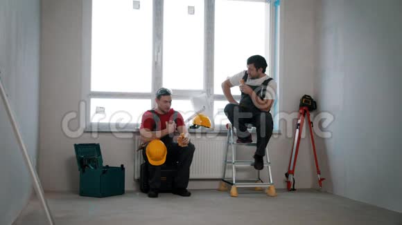 公寓公寓公寓维修男性工人休息吃奶酪卷和苹果视频的预览图