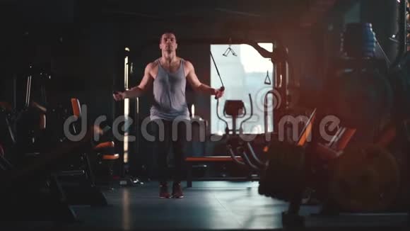 帅哥在健身房里用跳绳锻炼视频的预览图