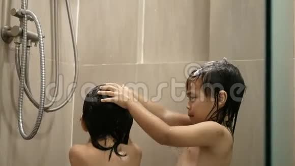 弟弟妹妹早上一起在浴室洗澡洗头身体卫生观念视频的预览图
