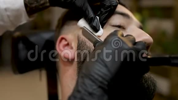 理发师女孩用直剃须刀做理发胡须客户视频的预览图