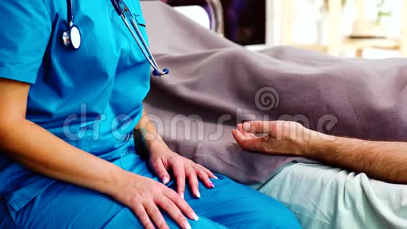 护士用老人的双手近距离拍摄视频的预览图