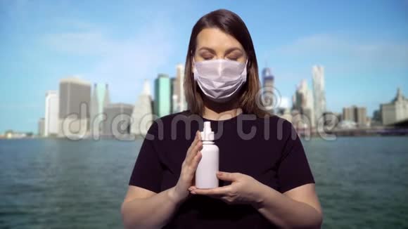 那个女孩戴着一个保护性的医疗面罩冠状病毒流行情况视频的预览图