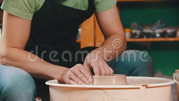 陶器主人正在把陶工轮子上陶碗墙壁抬高视频的预览图