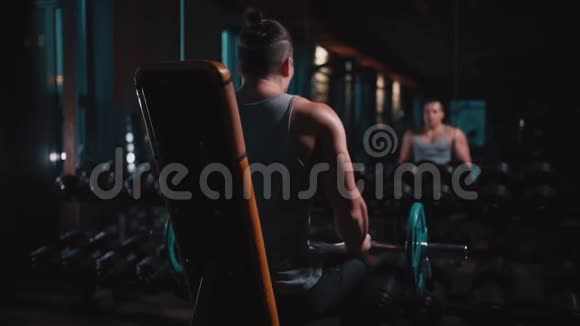 运动男子完美的躯干锻炼与哑铃在健身房视频的预览图