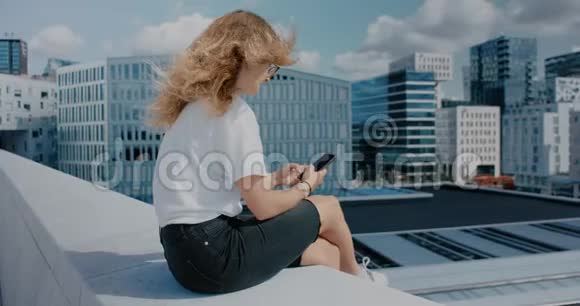 商业区屋顶的千禧女性视频的预览图