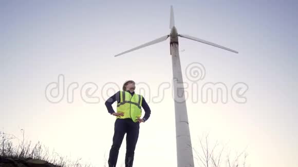 工程师白种人的外表快乐地站在风车附近双手放在一边视频的预览图
