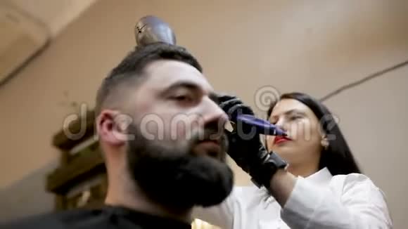 为理发做准备胡子男来到理发店视频的预览图