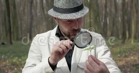 有胡子的人发现有百叶窗的绿色植物视频的预览图