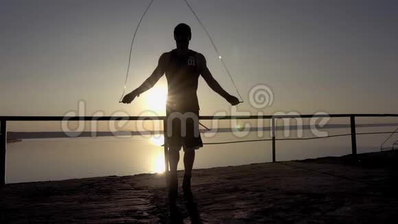 在阳光明媚的夏日运动员在码头训练视频的预览图