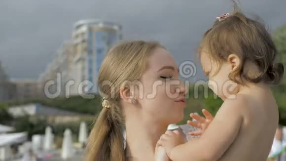 母亲和女儿在海滩上享受时光视频的预览图