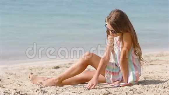 热带白海滩制作沙堡的小女孩视频的预览图