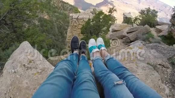 一对坐在悬崖上的夫妇视频的预览图