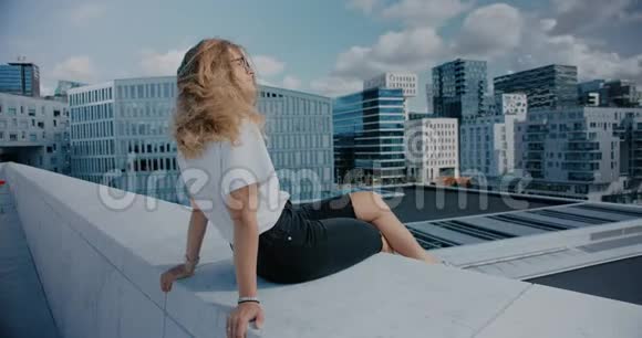 在大城市的屋顶上有一个安静的女人视频的预览图
