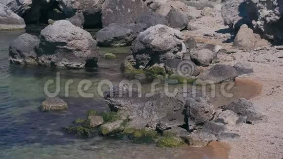 巨大的石头和岩石在野生海湾视频的预览图