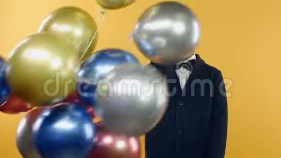 快乐的男孩拿着五颜六色的气球在夏天的聚会上庆祝生日视频的预览图